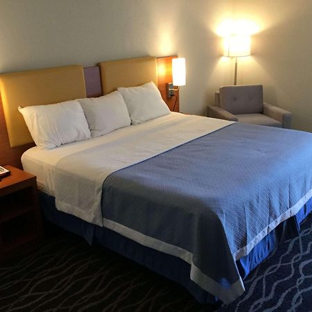 Days Inn & Suites By Wyndham Cincinnati North Springdale Buitenkant foto