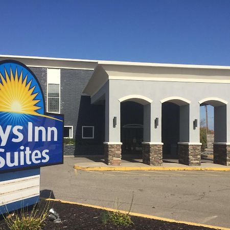 Days Inn & Suites By Wyndham Cincinnati North Springdale Buitenkant foto