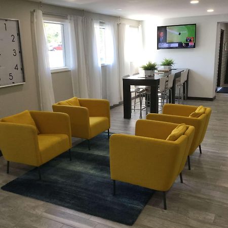 Days Inn & Suites By Wyndham Cincinnati North Springdale Buitenkant foto