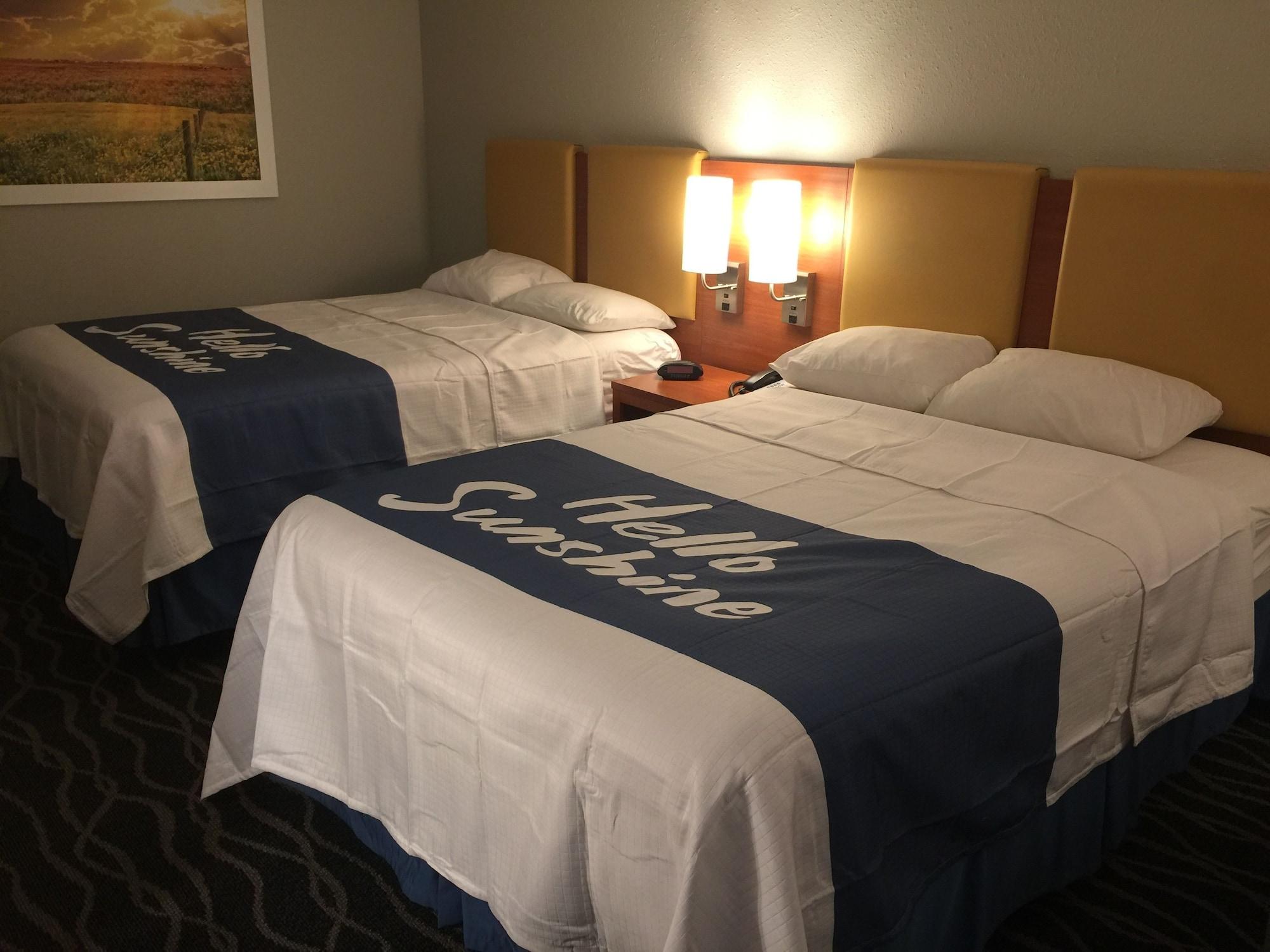 Days Inn & Suites By Wyndham Cincinnati North Springdale Buitenkant foto