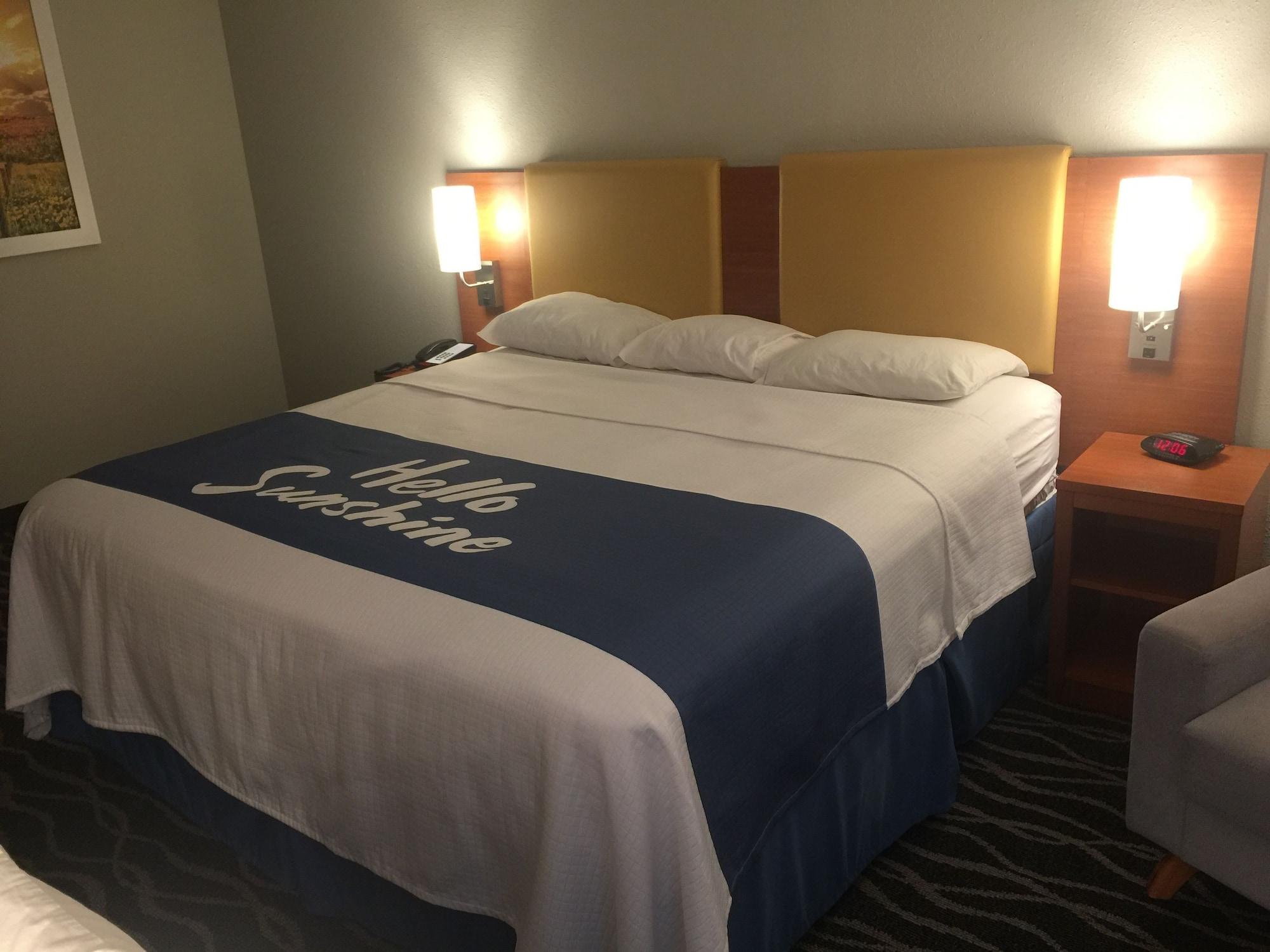 Days Inn & Suites By Wyndham Cincinnati North Springdale Buitenkant foto