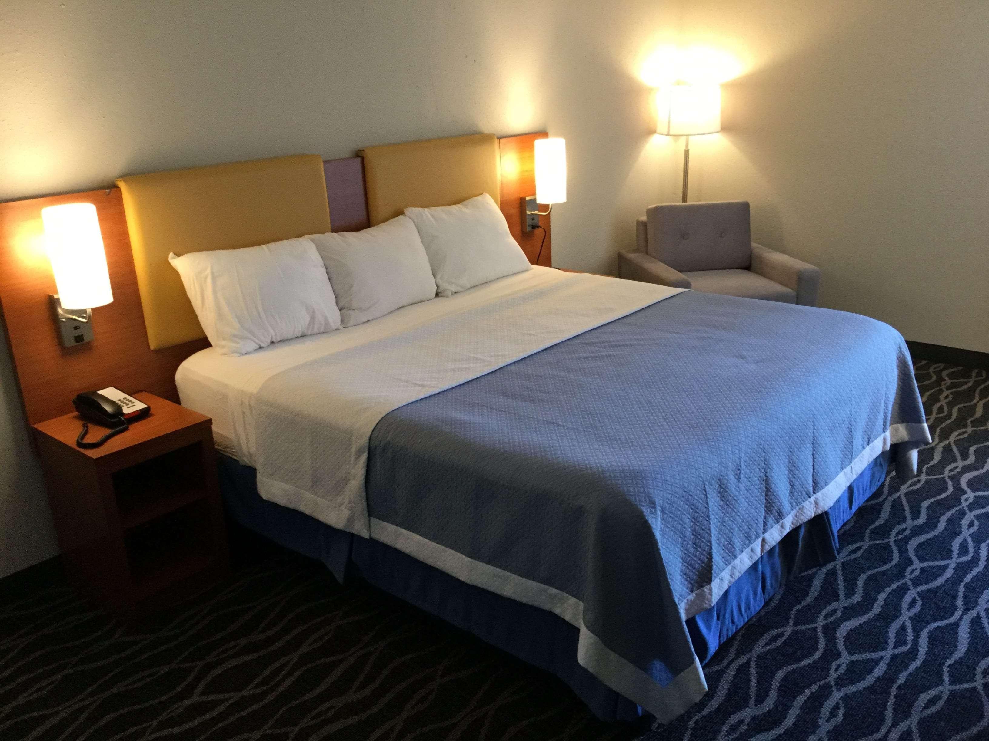 Days Inn & Suites By Wyndham Cincinnati North Springdale Buitenkant foto
