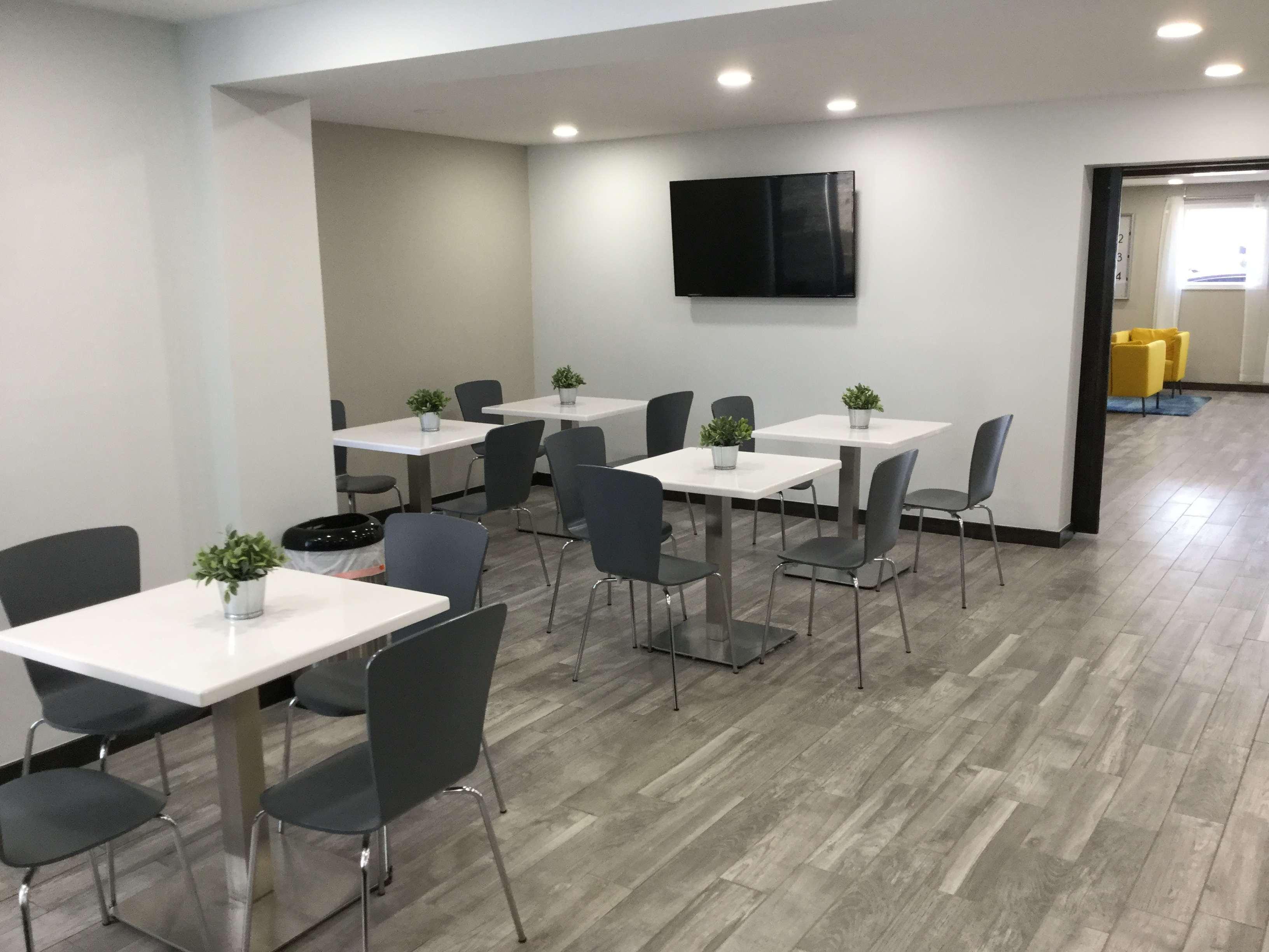 Days Inn & Suites By Wyndham Cincinnati North Springdale Buitenkant foto