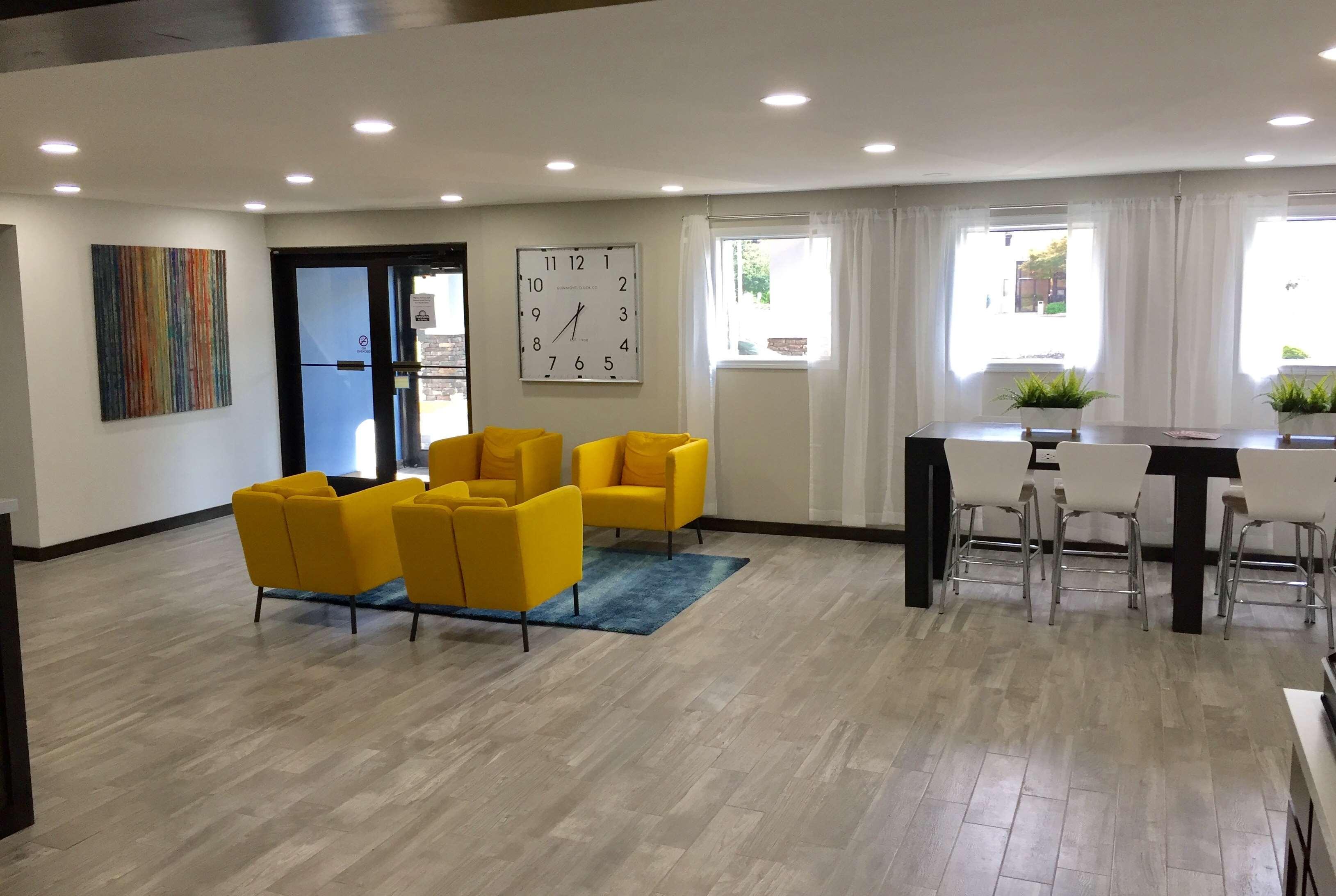 Days Inn & Suites By Wyndham Cincinnati North Springdale Buitenkant foto