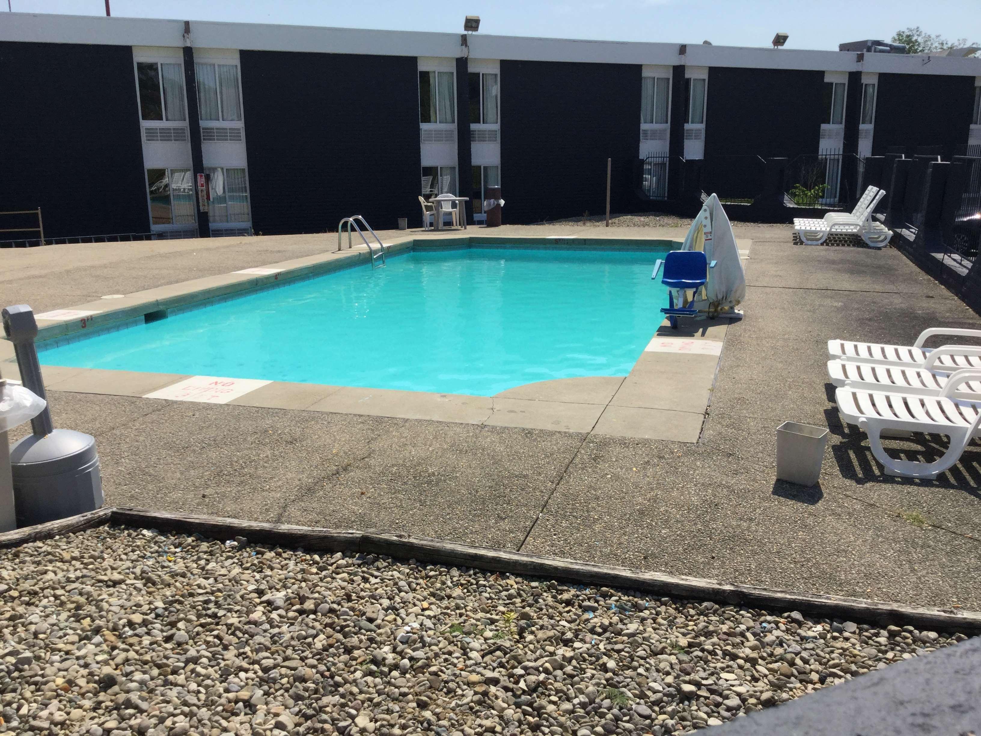 Days Inn & Suites By Wyndham Cincinnati North Springdale Buitenkant foto
