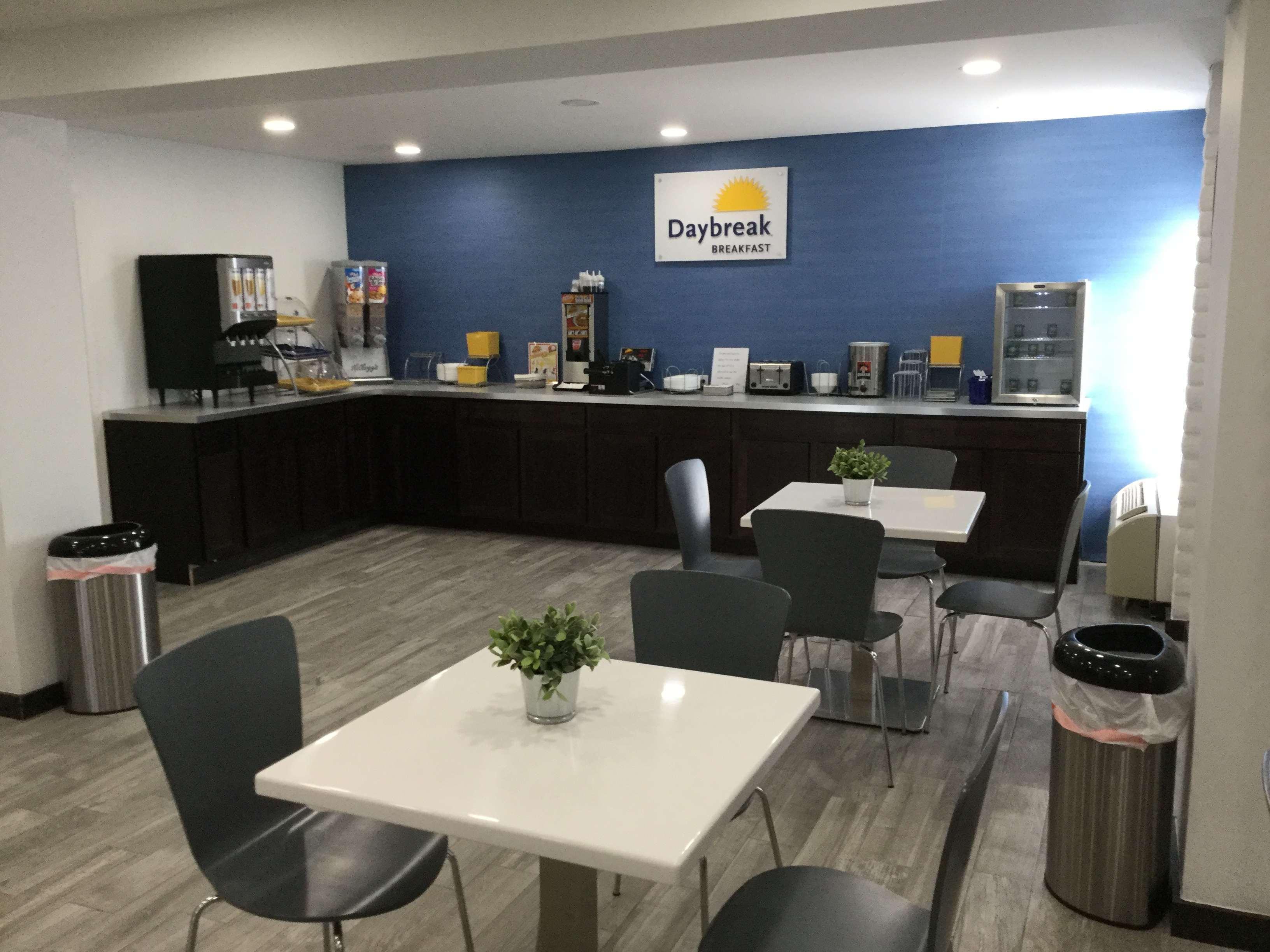 Days Inn & Suites By Wyndham Cincinnati North Springdale Buitenkant foto