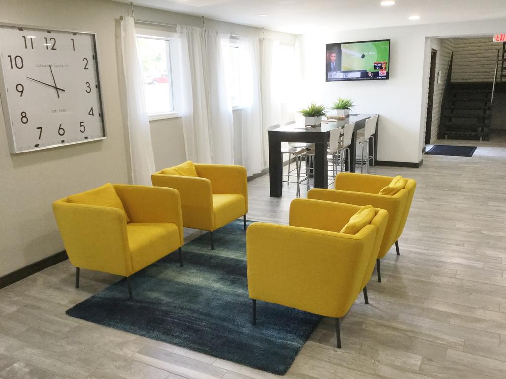 Days Inn & Suites By Wyndham Cincinnati North Springdale Buitenkant foto