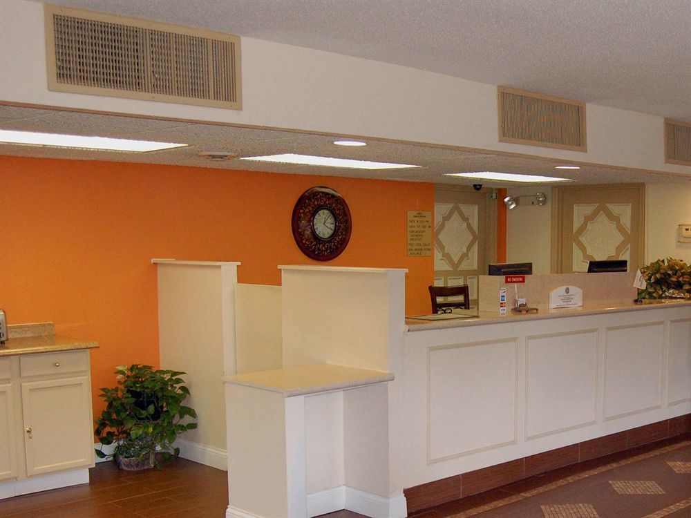 Days Inn & Suites By Wyndham Cincinnati North Springdale Buitenkant foto
