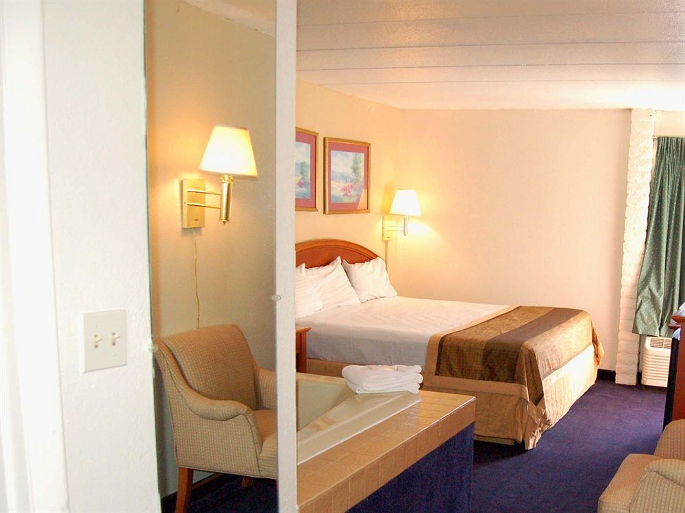 Days Inn & Suites By Wyndham Cincinnati North Springdale Buitenkant foto