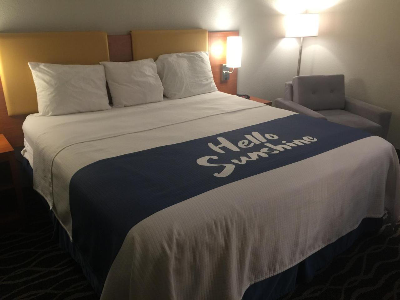 Days Inn & Suites By Wyndham Cincinnati North Springdale Buitenkant foto