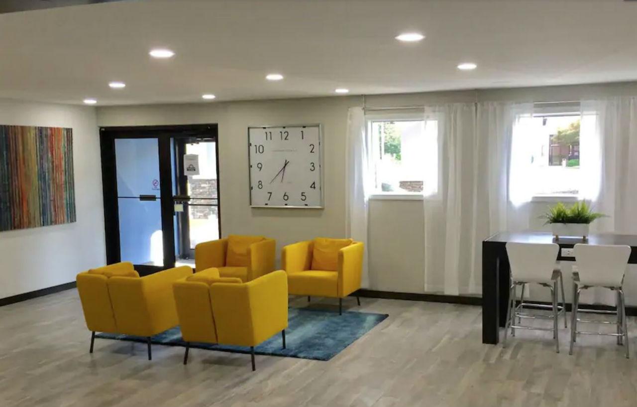 Days Inn & Suites By Wyndham Cincinnati North Springdale Buitenkant foto