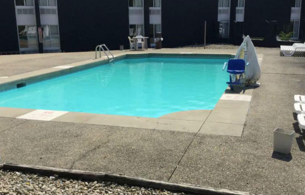 Days Inn & Suites By Wyndham Cincinnati North Springdale Buitenkant foto